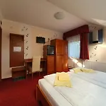 Platan Szallashely Gasthof Sándorfalva
